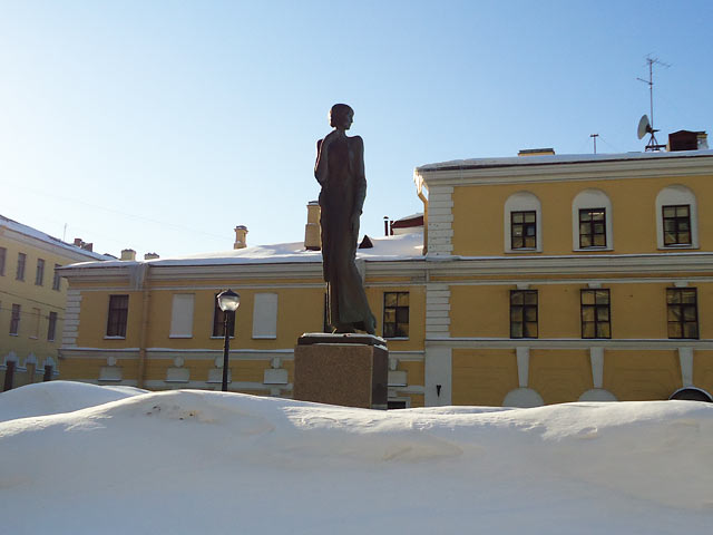 Памятник Ахматовой.