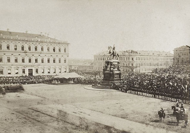 Памятник Императору Николаю I в день открытия. Фото 1859 г.