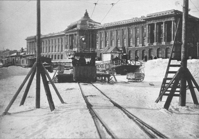 Трамвайная переправа по льду Невы. Фото 1900-х гг.