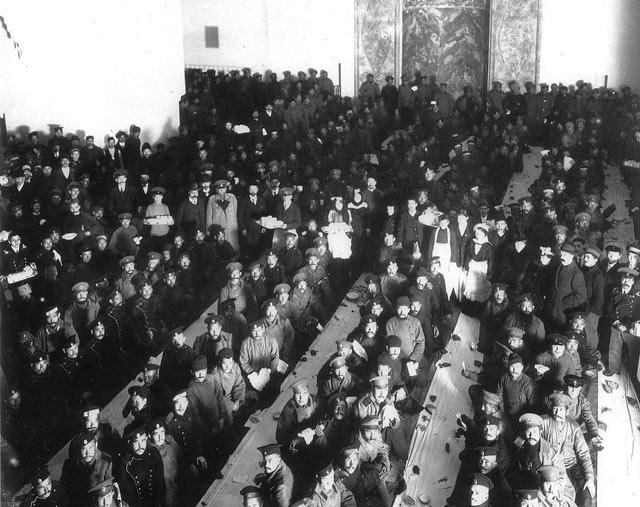 Солдаты-магометане в Соборной мечети перед отправкой на фронт. 1914-1915. Фото Я. Штейнберга.