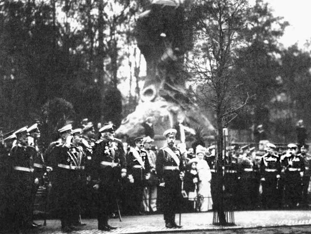 Николай II на открытии памятника морякам миноносца "Стерегущий".26 апреля 1911 г.