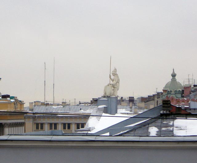 Скульптура Минервы на здании библиотеки.
