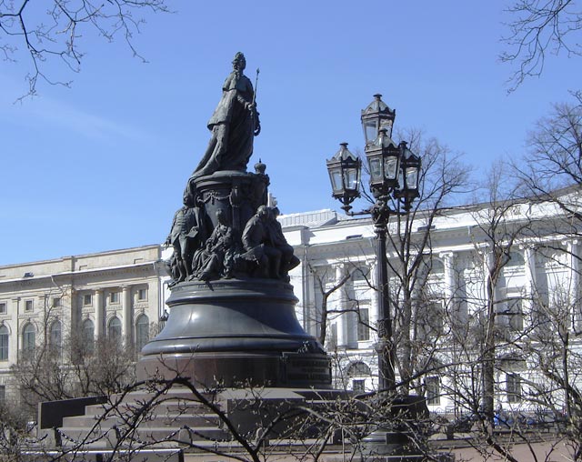 Памятник Екатерине II.Публичная библиотека им. Салтыкова–Щедрина.