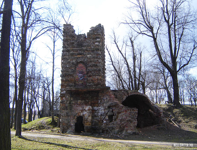 Башня-руина в Орловском парке