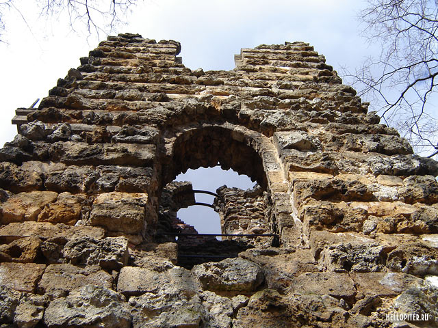 Башня-руина в Орловском парке