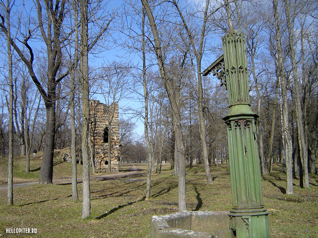Готический колодец в Орловском парке