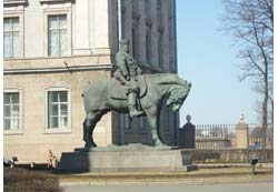 Александру III конный монумент