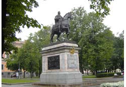 Петру I конный монумент