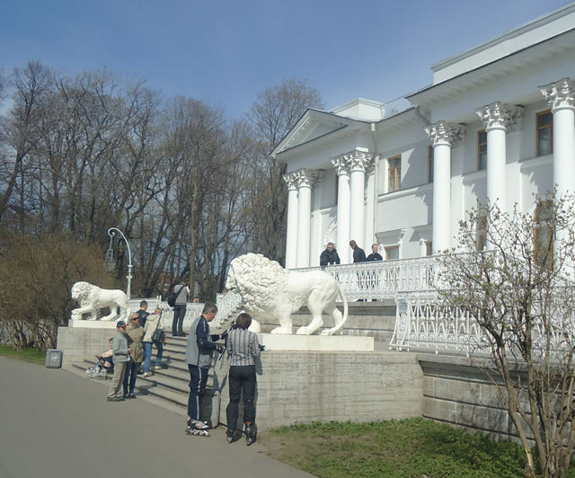 Елагин дворец.Львы у главного фасада