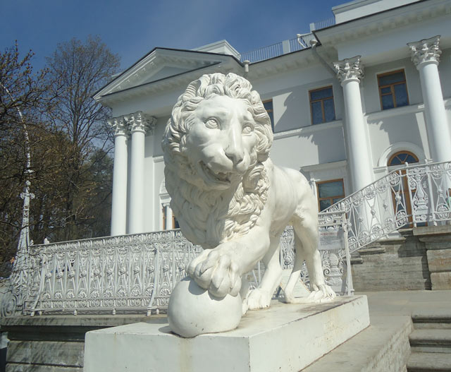 Елагин дворец.Львы у главного фасада