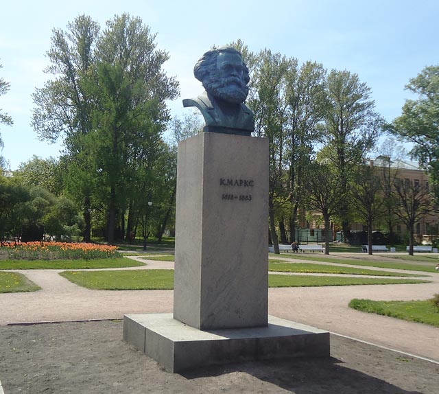 Памятник К.Марксу на площади Пролетарской Диктатуры у Смольного.