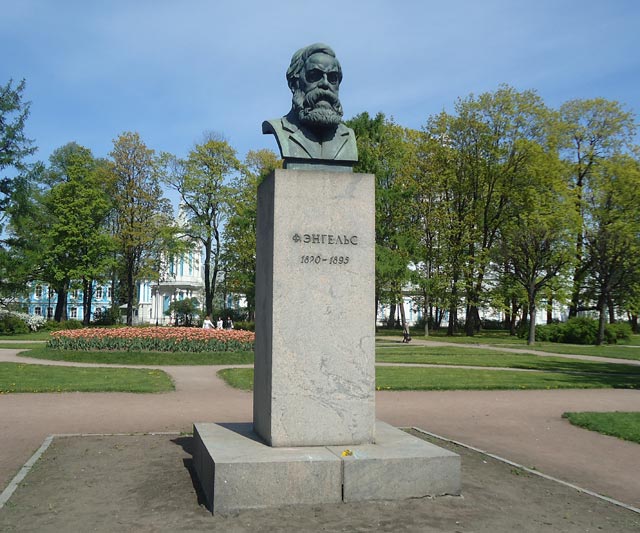 Памятник Ф.Энгельсу на площади Пролетарской Диктатуры у Смольного.