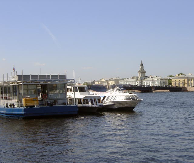 Водные экскурсии по рекам и каналам Санкт-Петербурга.Фото