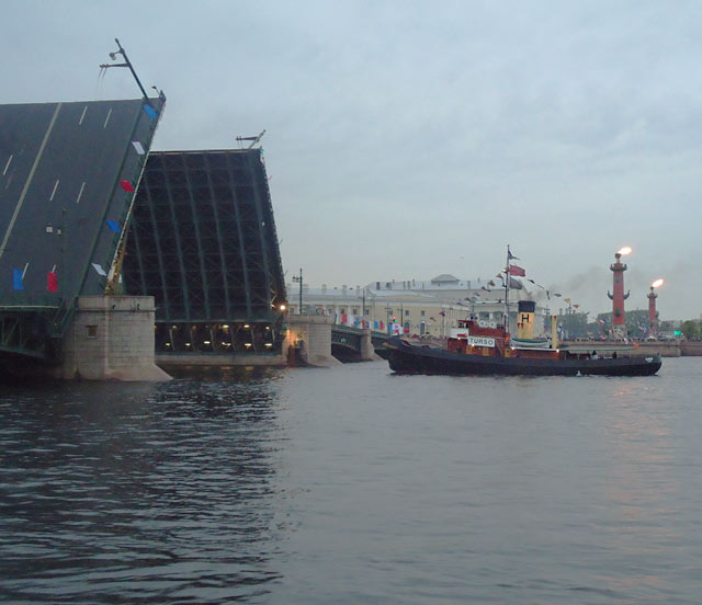 Дворцовый мост.Судно«Турсо».Парад исторических пароходов (Финляндия).