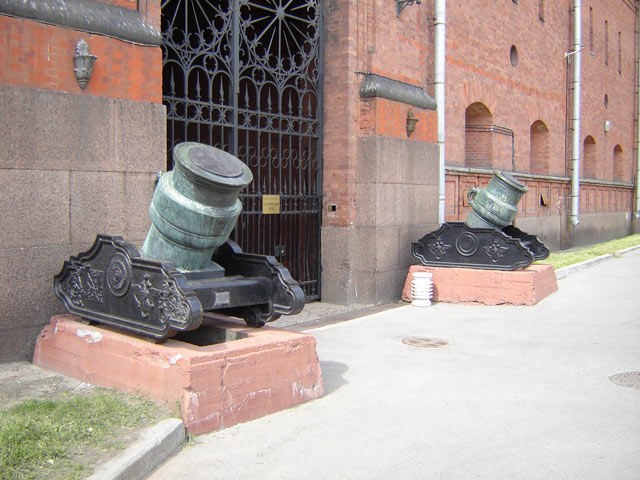 Артиллерийский музей.Военная техника во дворе музея.