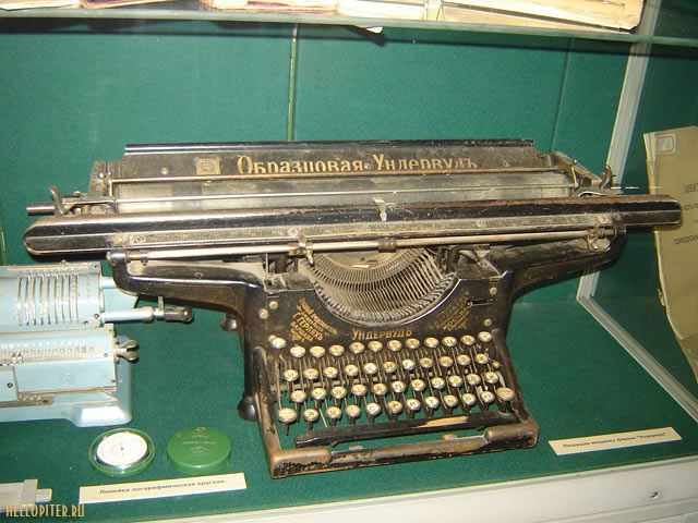 Пишущая машинка фирмы "Ундервуд"