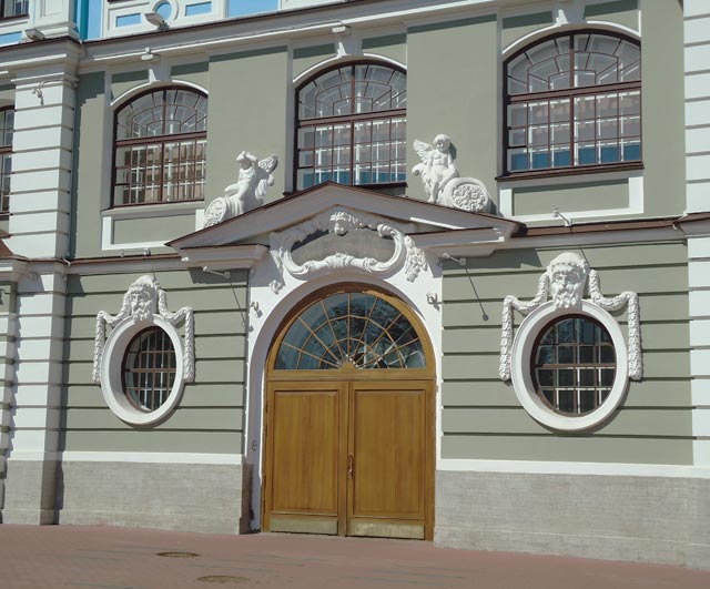 Училищный дом им. Петра Великого.