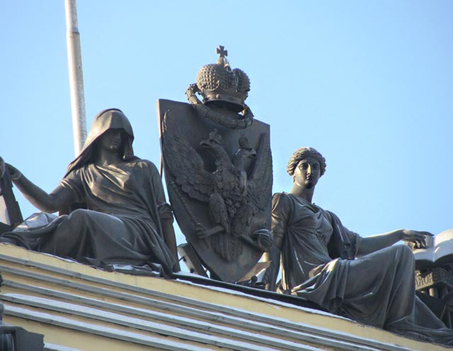 Благочестие и Правосудие. Аллегорическая группа на аттике здания Сената и Синода. 