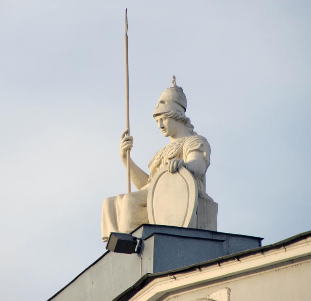 Самый маленький сфинкс в Санкт-Петербурге на шлеме Минервы,венчающей здание