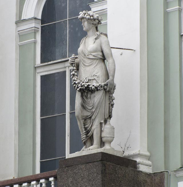 Помона.Скульптура на фасаде Малого Эрмитажа.