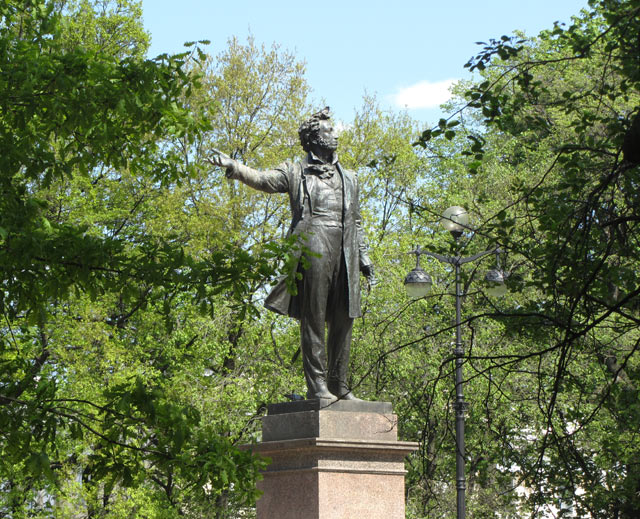 Памятник Александру Сергеевичу Пушкину на площади Искусств.