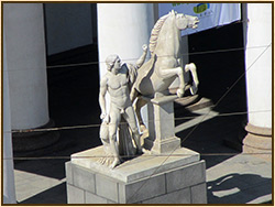 Скульптура Диоскур у здания Конногвардейского манежа