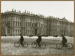 Зимний дворец со стороны Дворцовой площади. Фотоателье Буллы. Около 1913 г.