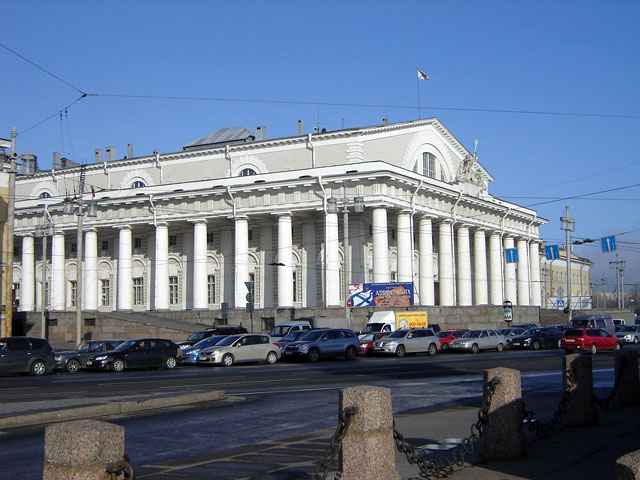 Биржа.Вход в «Военно-Морской музей».Санкт-Петербург