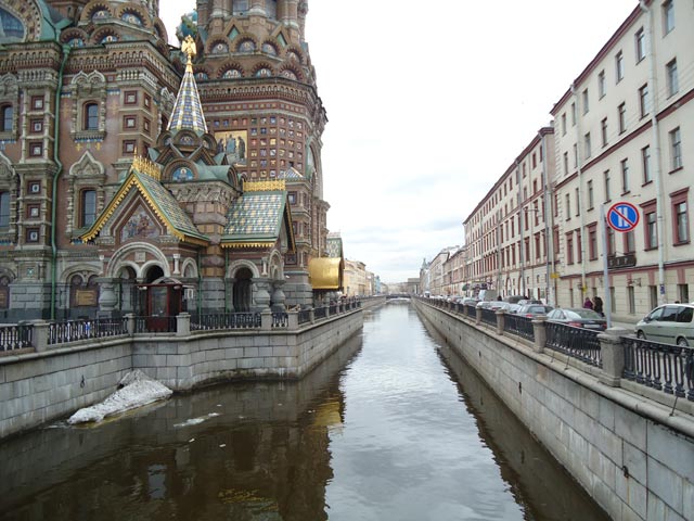 Спас-на-Крови.Выступ в перспективе канала Грибоедова соответствует месту, где в 1881 году произошел взрыв. 