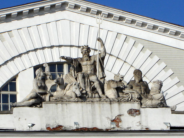 Нептун в окружении рек. Скульптурная группа, венчающая здание Биржи.