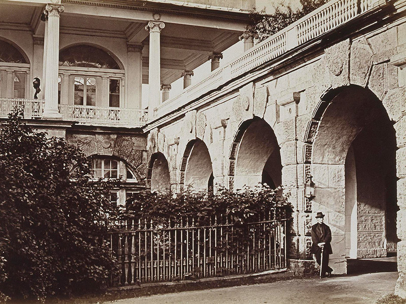 Въезд под колоннаду Камероновой галереи. Бианки И.К. 1870-1884 гг